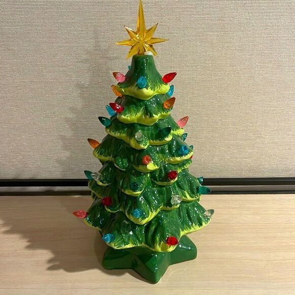 Light up Christmas tree with gold star (battery operated) - Picture 1 of 1
